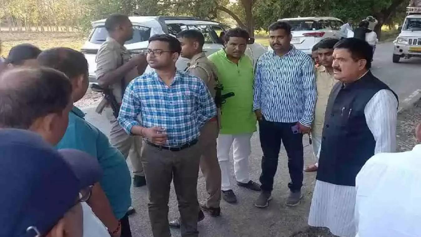 पिंडरा विधायक ने अनियमितता मिलने पर ठीकेदार को लगाई फटकार, अधिकारियों को दिए निर्देश