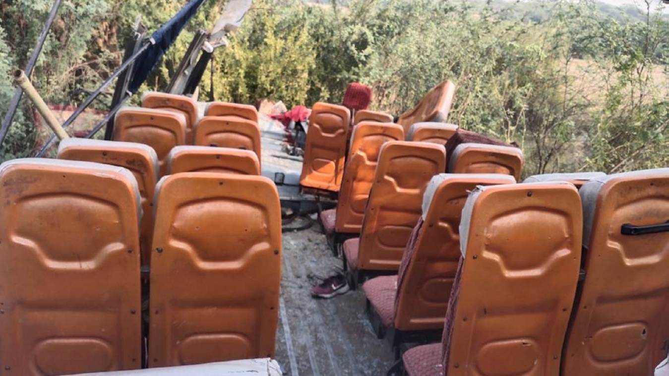 यूपी के उरई में भीषण सड़क हादसा, तेज रफ्तार वाहन से टकराकर बारातियों की बस पलटी, पांच की मौत , 15 घायल