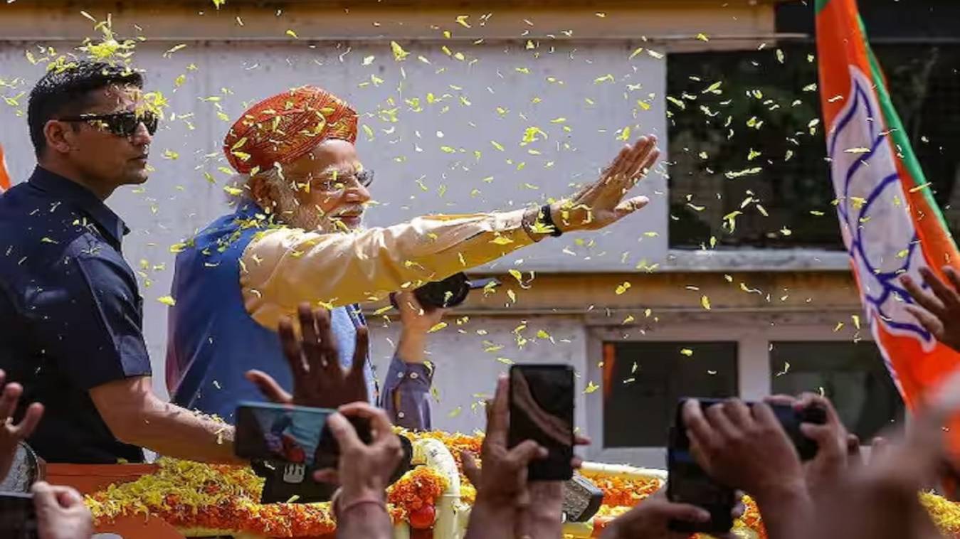 भारी सुरक्षा के बीच पीएम मोदी का लगातार दूसरे दिन बेंगलुरु में रोड शो