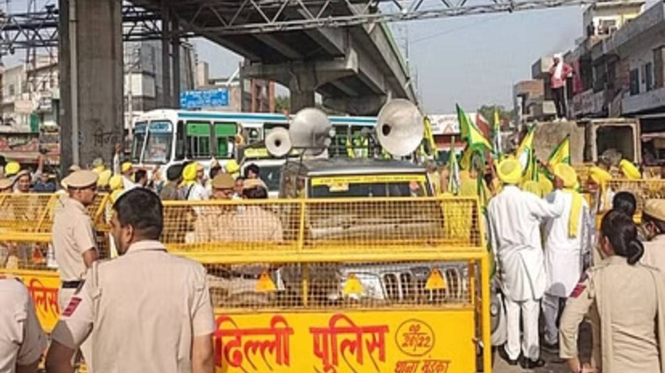 जंतर मंतर पर पहलवानों के समर्थन में टिकरी बॉर्डर पहुंची महिला किसानों को पुलिस ने रोका, नारेबाजी के बाद खोला नाका