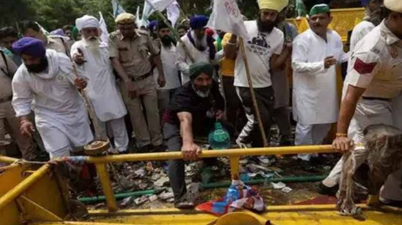 जंतर-मंतर पर किसान यूनियन के कार्यकर्ताओं का हंगामा, बैरिकेडिंग तोड़कर आगे बढ़ी भीड़