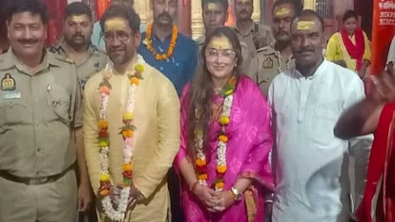  मार्कंडेय महादेव मंदिर में आम्रपाली दुबे के साथ दिखे सांसद दिनेश लाल यादव