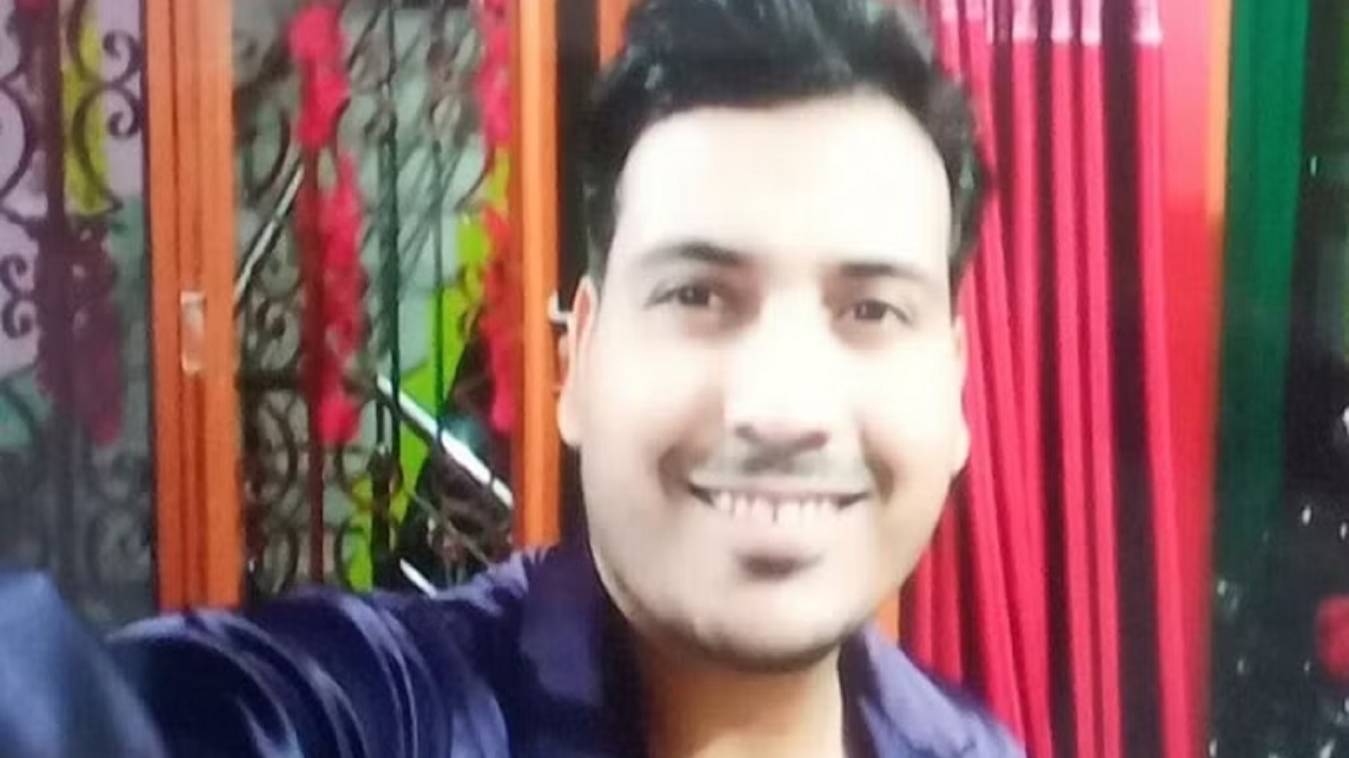  सुंदरपुर में युवक ने सोफे पर बैठकर ग्राइंडर मशीन से गला रेतकर की खुदकुशी