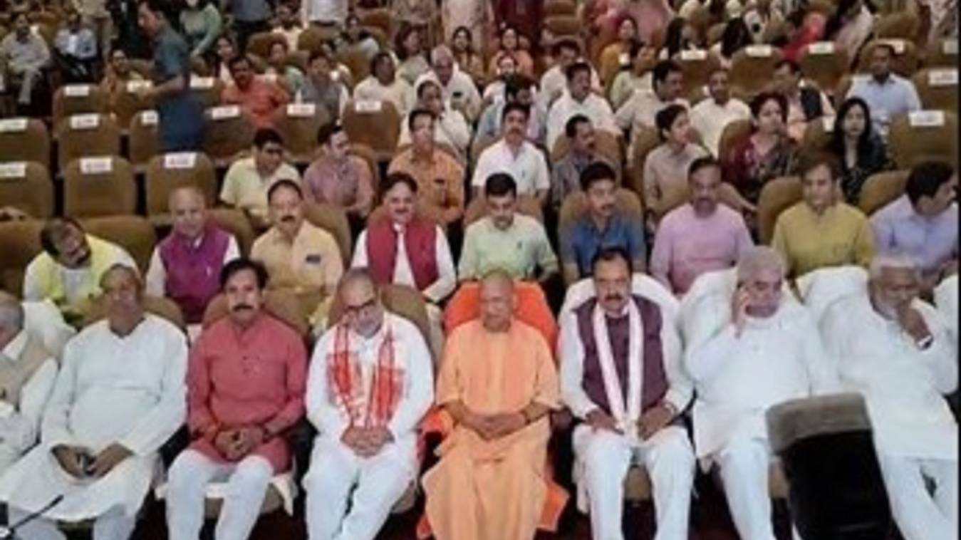  मुख्यमंत्री योगी आदित्यनाथ ने मंत्रिमंडल के साथ देखी  "द केरल स्टोरी"