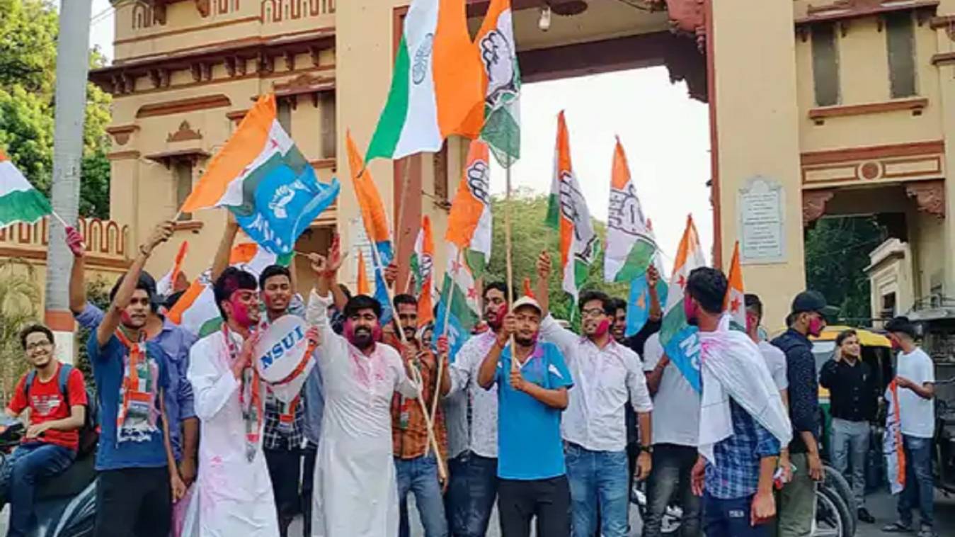 कर्नाटक में कांग्रेस की जीत पर NSUI-BHU मनाया जश्न, छात्र संगठनों ने बांटी मिठाई, लगाए गुलाल