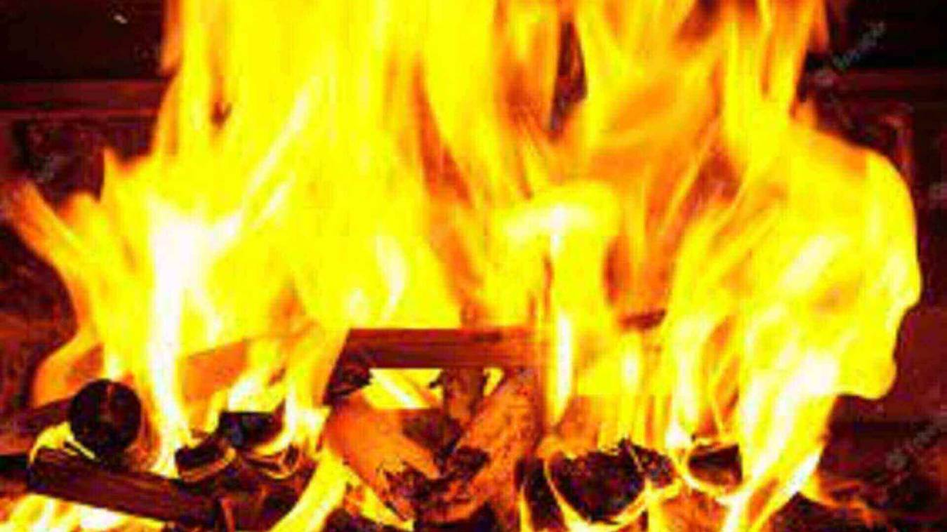 गृह प्रवेश के दौरान लगी भीषण आग, दस लोग झुलसे