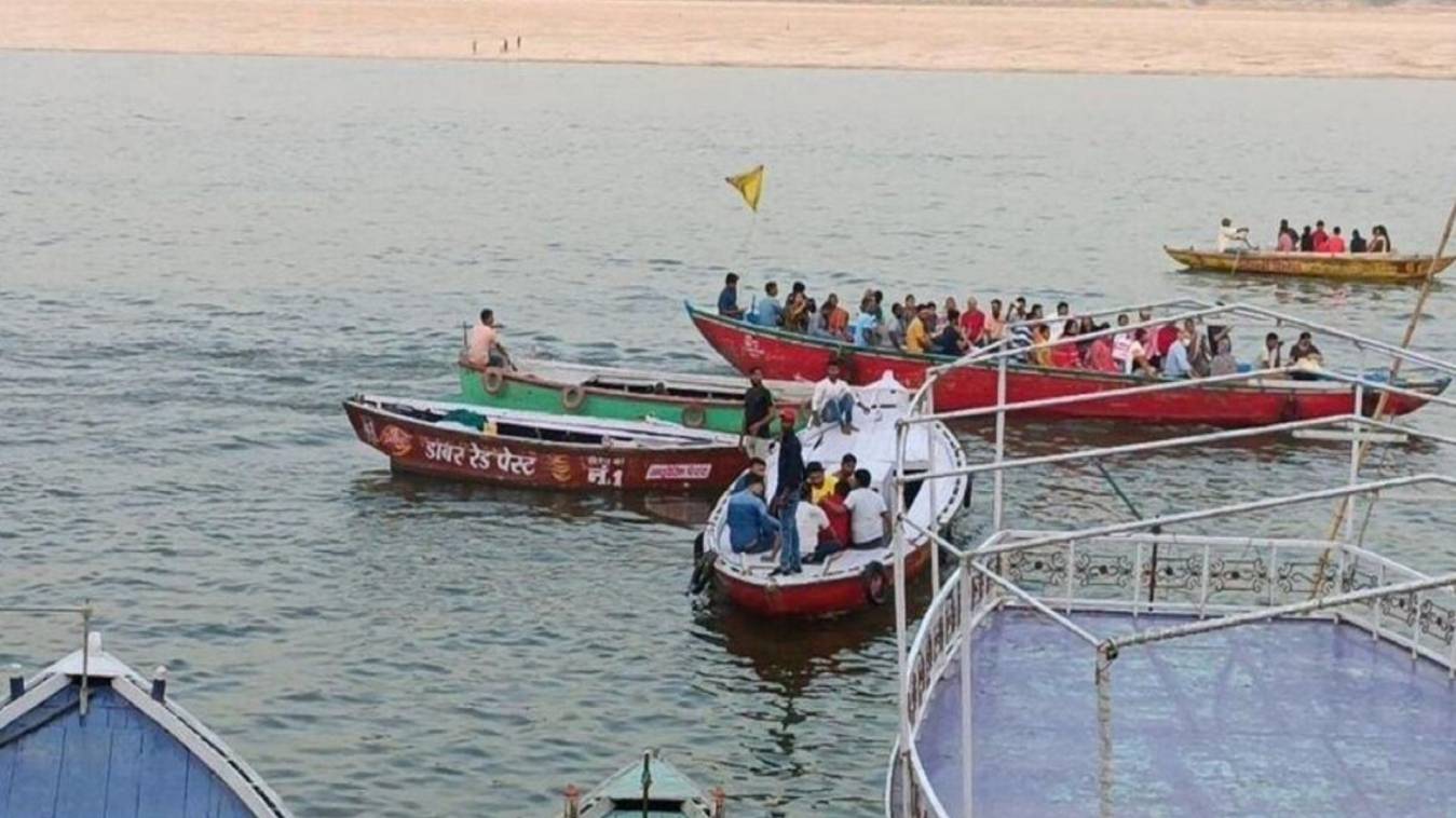 varanasi : जिला प्रशासन ने जारी किया अलर्ट, बंद कराया गंगा में नौका संचालन, जानिये क्या रही वजह