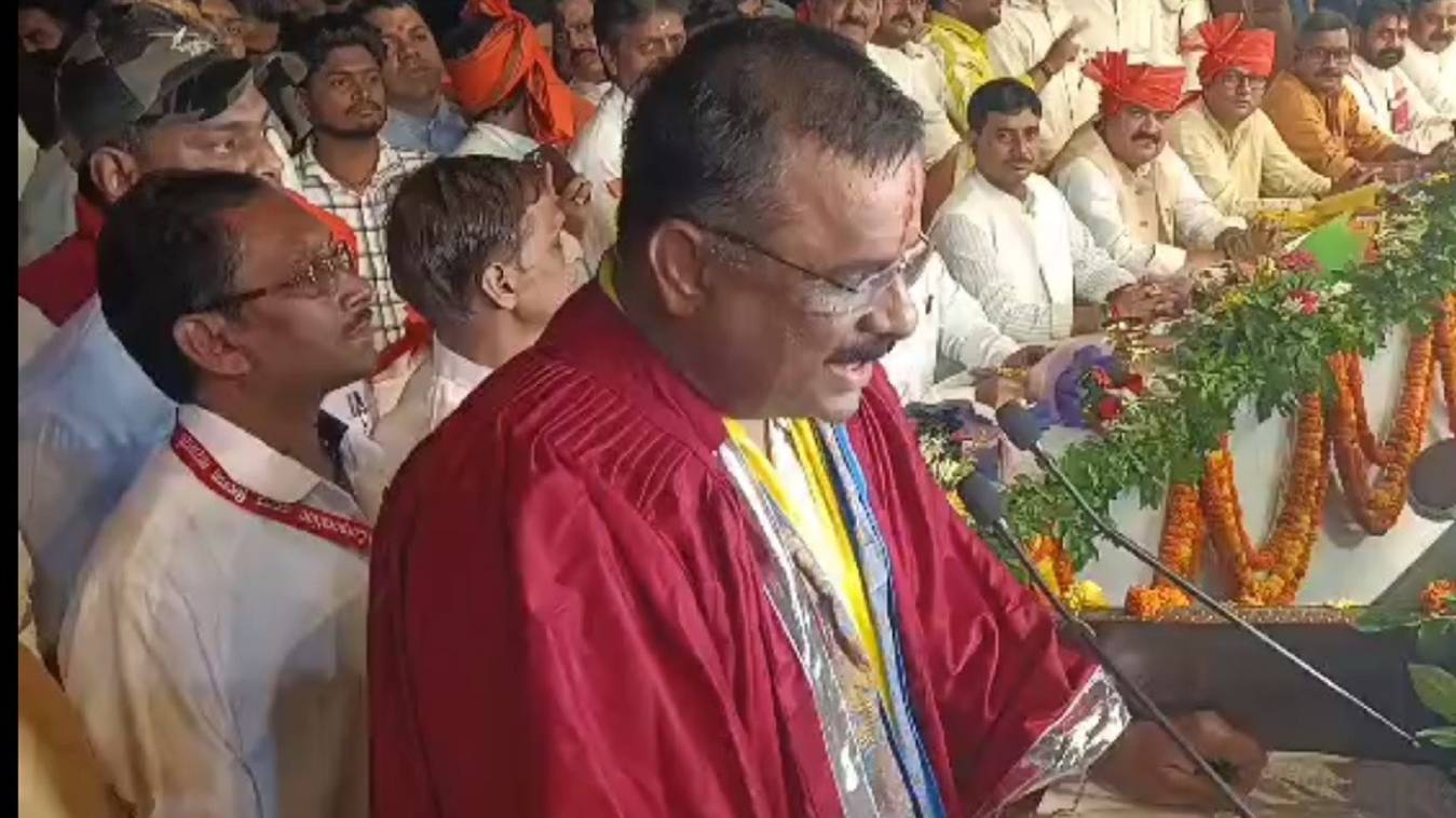 वाराणसी के मेयर ने गंगाजल हाथ में लेकर संस्कृत में ली शपथ, पार्षदों ने भी संभाला कार्यभार