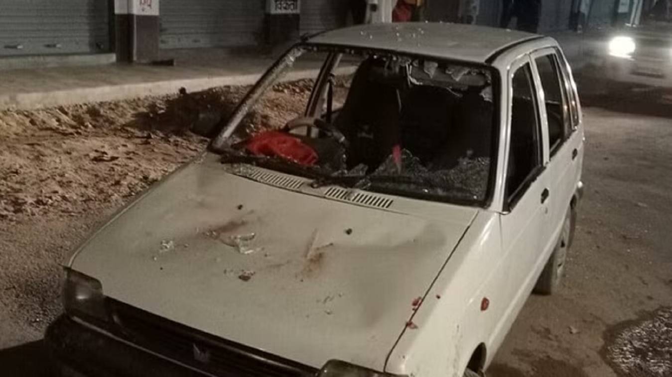 मामूली विवाद को लेकर दो समुदाय के बीच चले ईट पत्थर, टूटे गाड़ी के शीशे