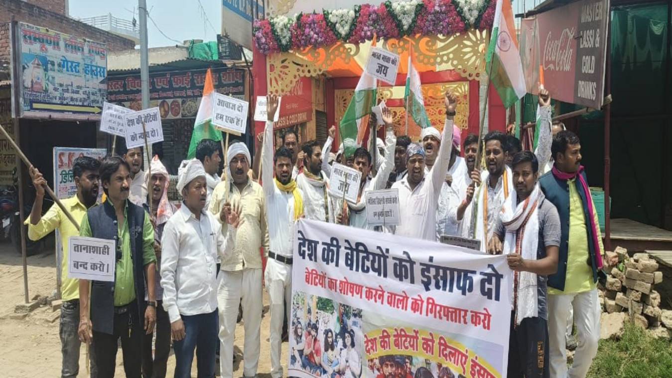 पहलवान बेटियों के समर्थन में ग्रामीणों ने निकाली महिला सम्मान पदयात्रा