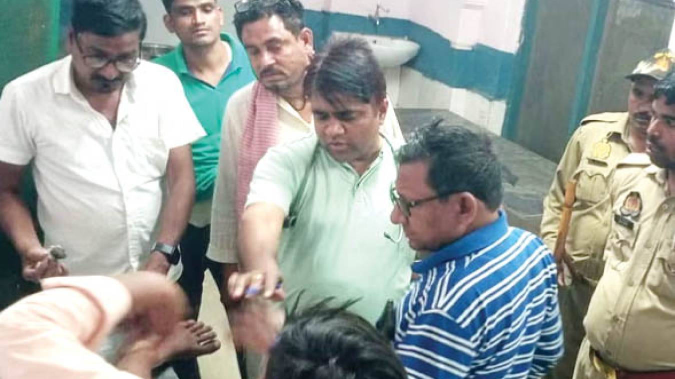 पूर्व प्रधान के बेटे को मारी गोली 