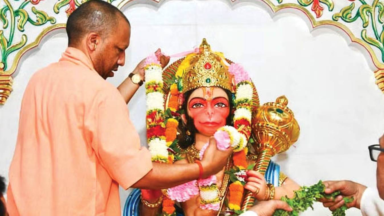  हनुमान जयंती पर गोरखनाथ मंदिर में  योगी ने किया दर्शन