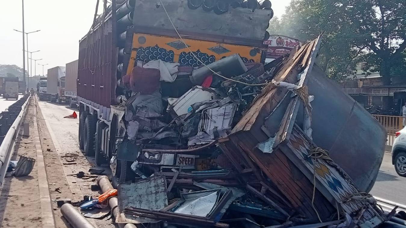 मोहनसराय हाईवे पर खड़ी ट्रेलर के पीछे घुसी ट्रक, जबरदस्त टक्कर से ट्रक के उड़े परखचे , ड्राइवर की हुई मौत