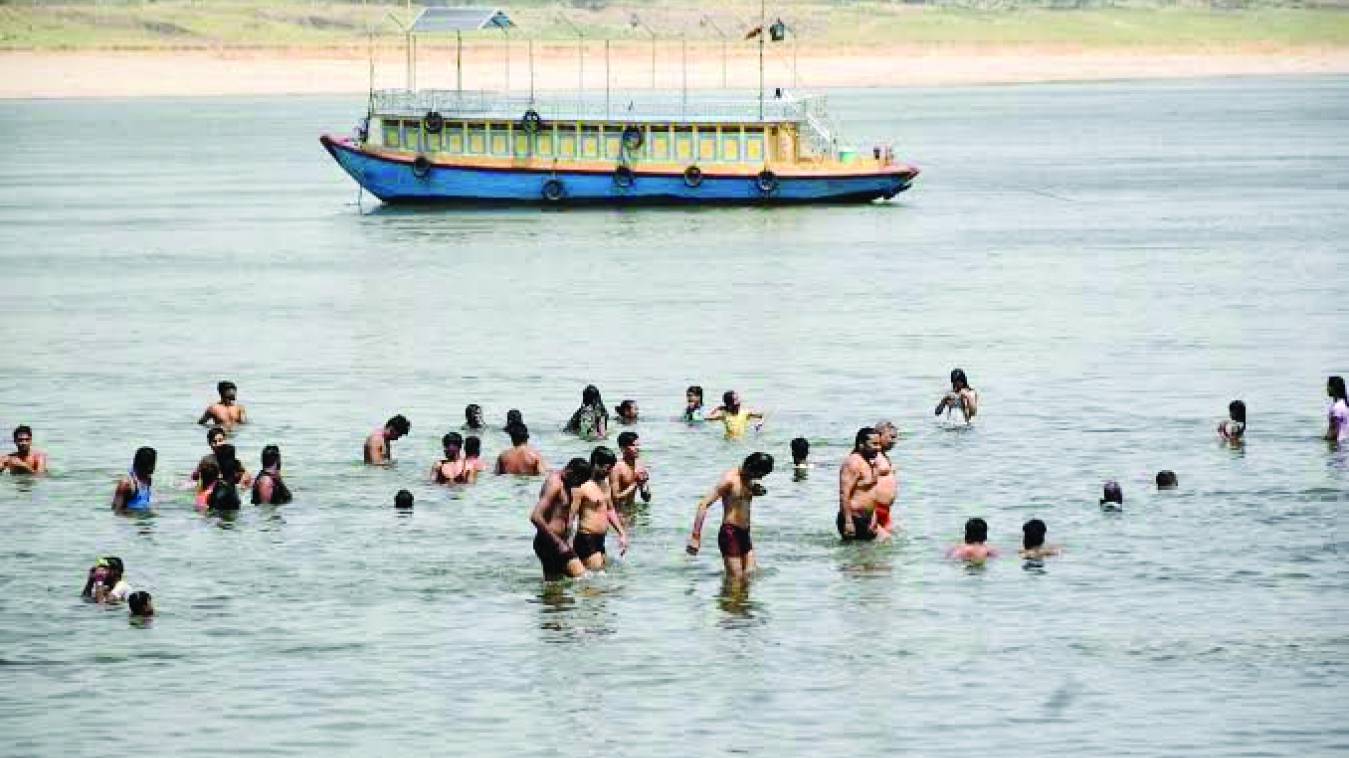 सूर्य देव ने उगली आग, गर्मी से हर कोई बेहाल