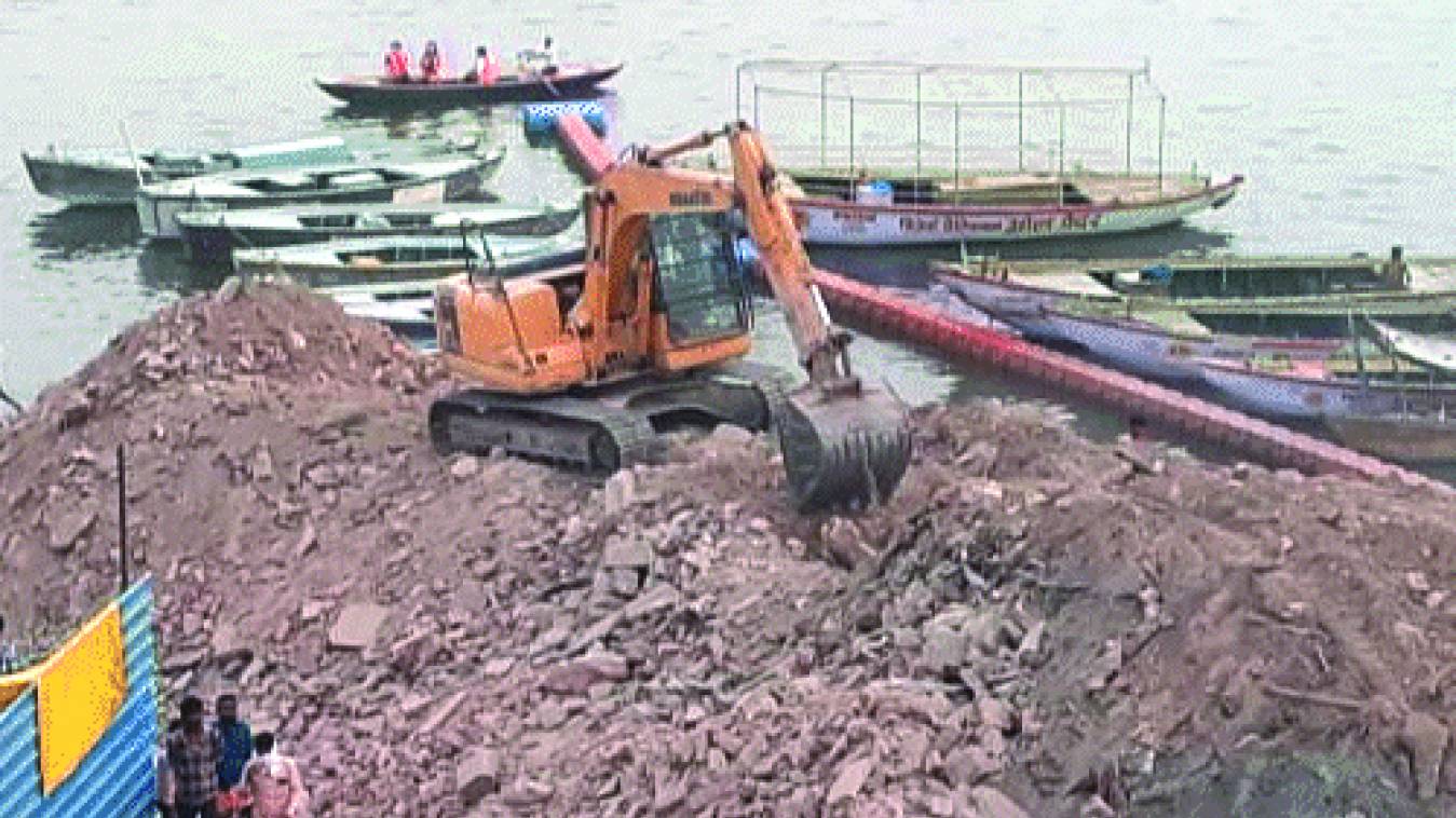 घाटों के विकास में गंगा की निर्मलता से खेलवाड़