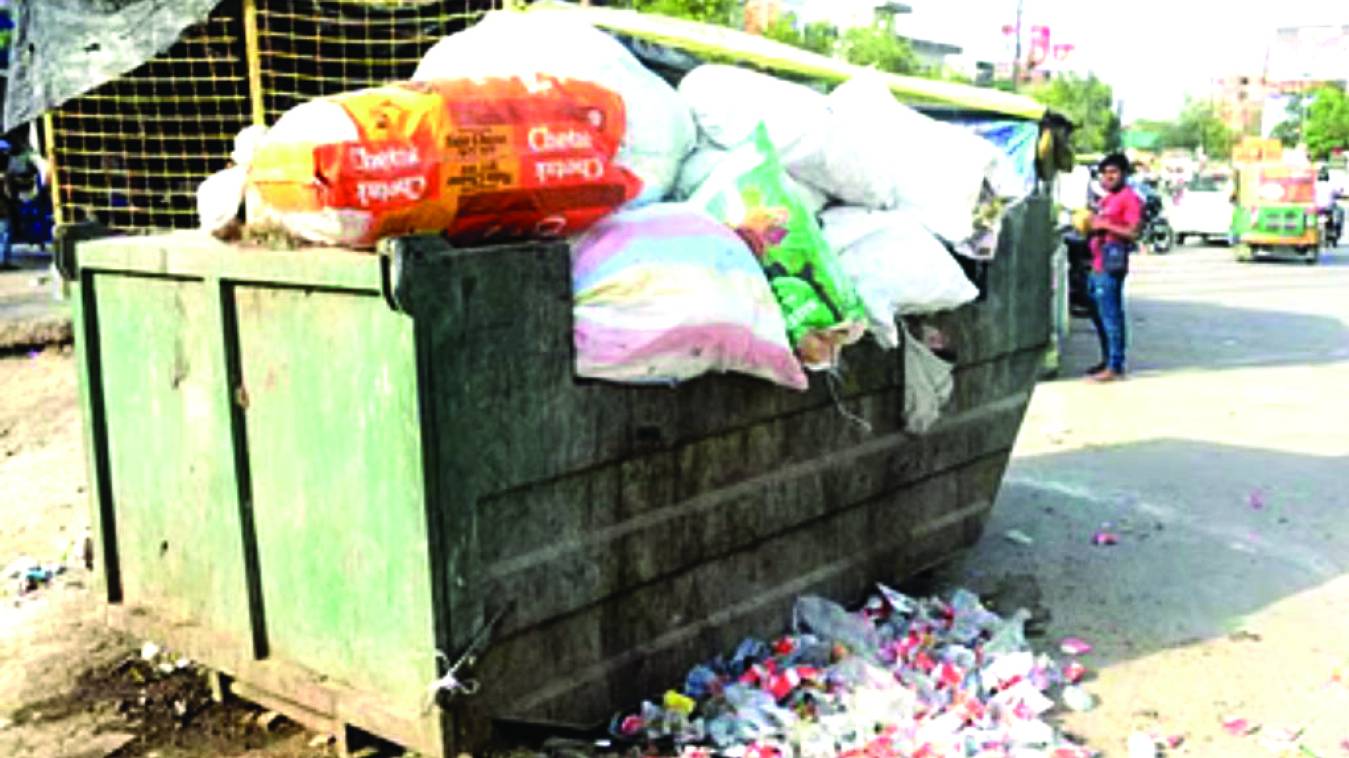 गर्मी बढ़ने के साथ चरमराई शहर की सफाई व्यवस्था