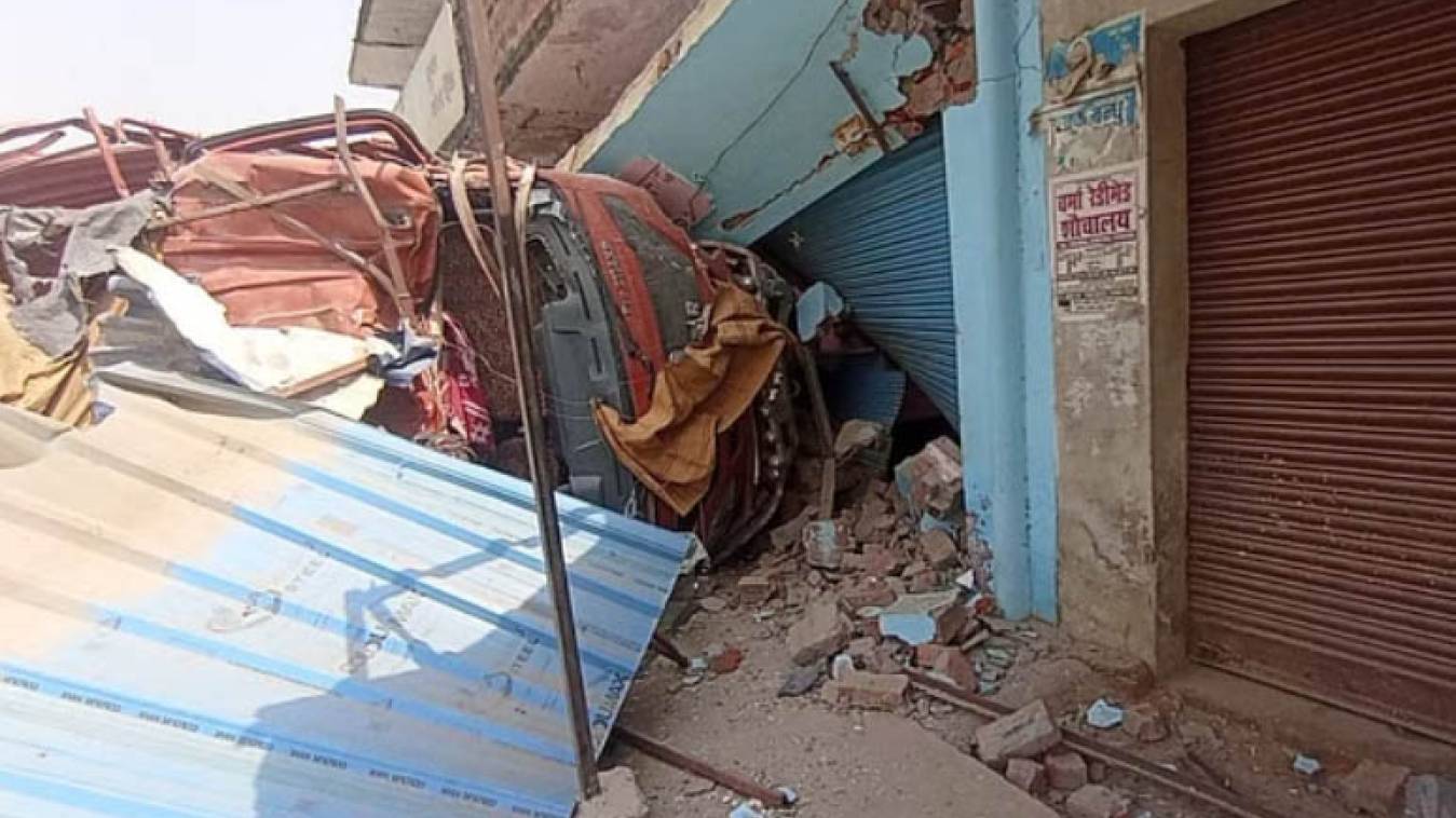  सड़क किनारे मकान में घुसा अनियंत्रित ट्रक, घर का अगला हिस्सा ध्वस्त