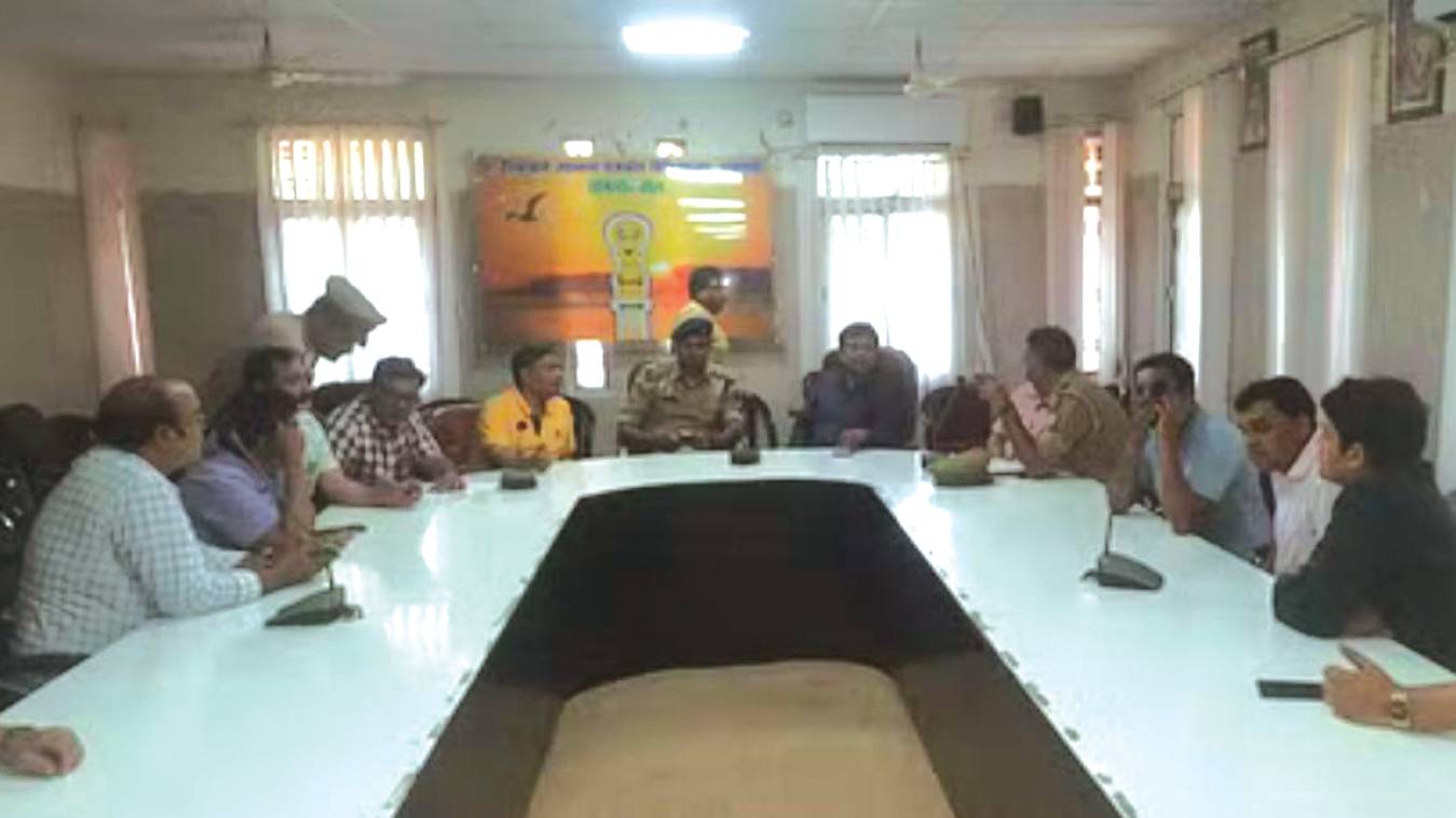 जिला अस्पताल में तीमारदारों व डॉक्टरों के बीच हाथापाई