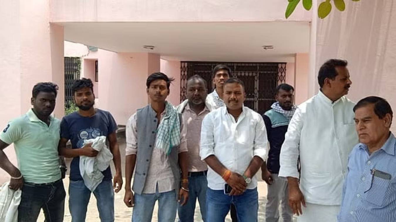 टक्कर के बाद पिकअप में फंसा साइकिल सवार का शव, राहगीरों ने देखा तो मौके से फरार हुआ चालक