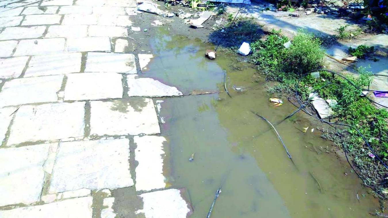 गलियों में बहता सीवर, दे रहा बीमारियों को दावत 