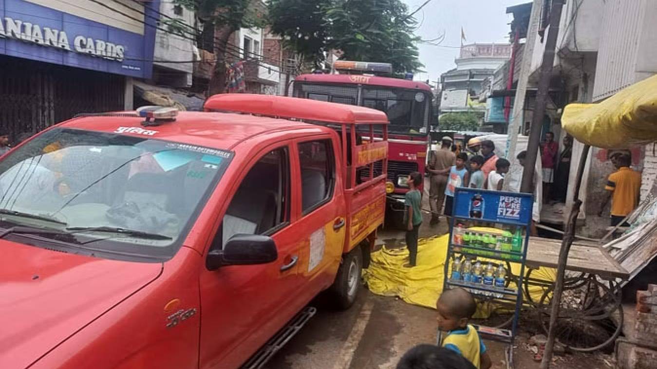 शार्ट सर्किट से घर में लगी आग, धुआं भरने पर घरवालों की खुली नींद; भागकर बचाई जान