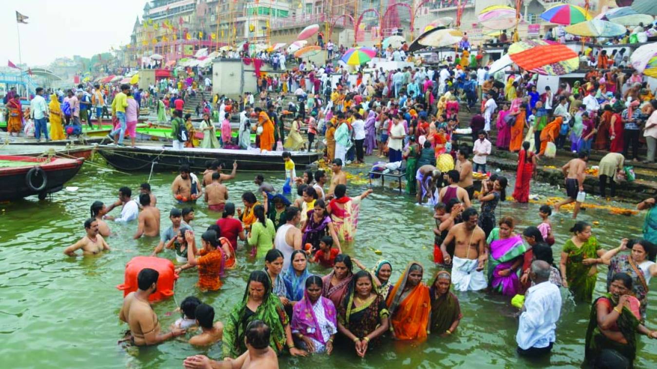 बुद्ध पूर्णिमा पर श्रद्धालुओं ने गंगा में लगाई पुण्य की डुबकी