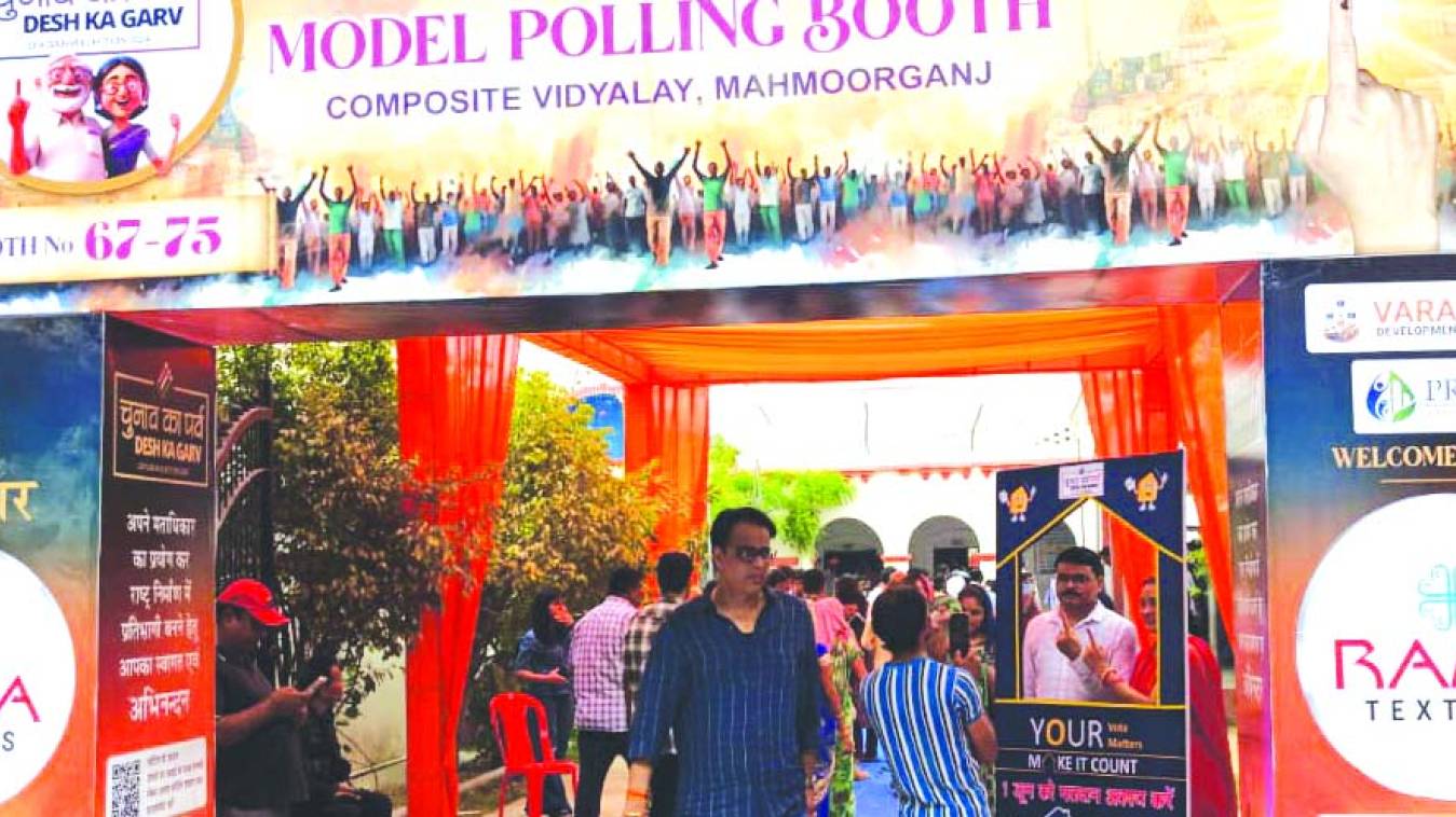 चुनावी समर में लोक कर्तव्य निर्वहन को झूम के निकले मतदाता