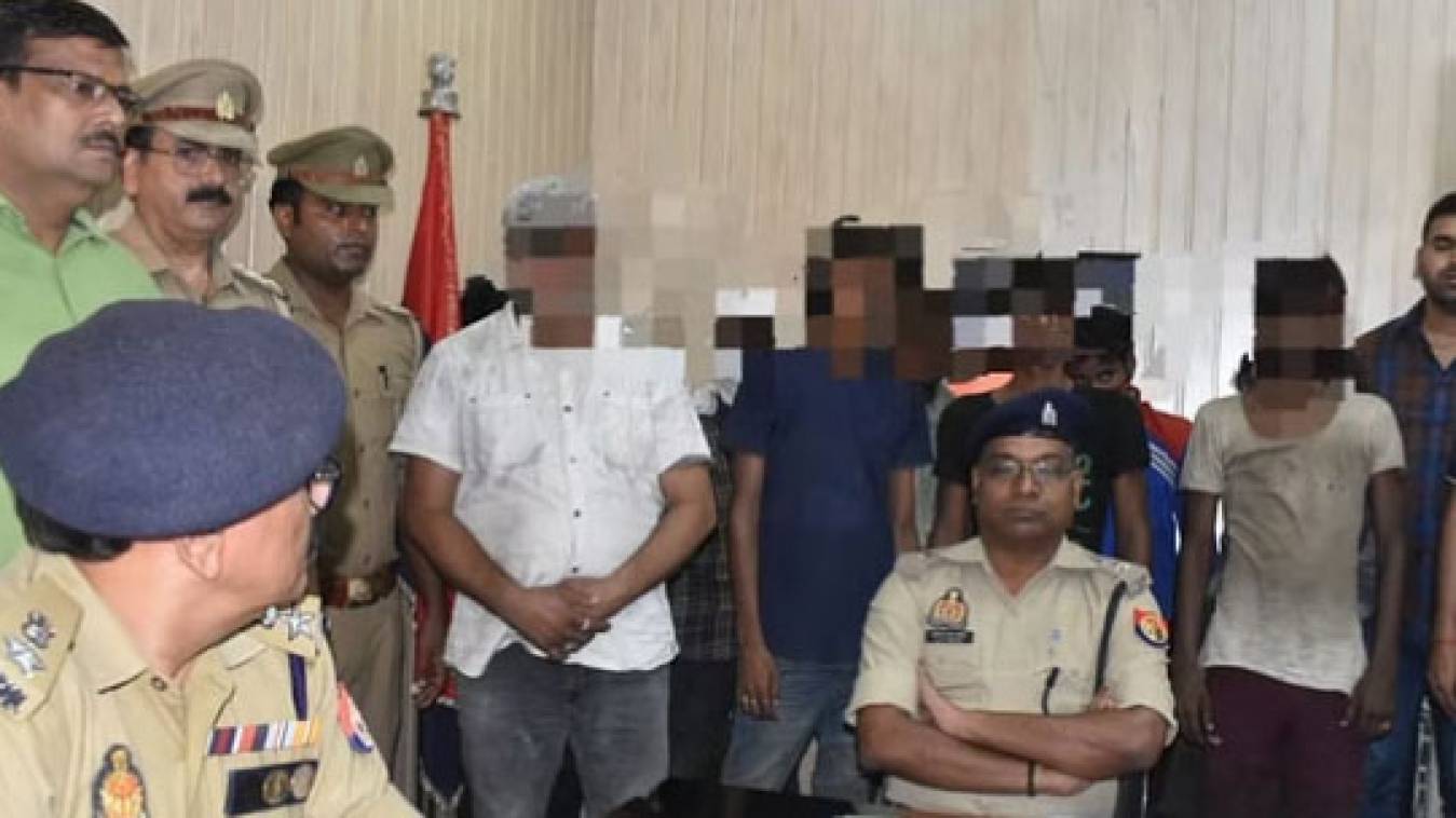 नशीली दवाओं का खुलासा: घर में छिपकर बनाते थे नशीली दवाइयां, पुलिस ने मारा छापा