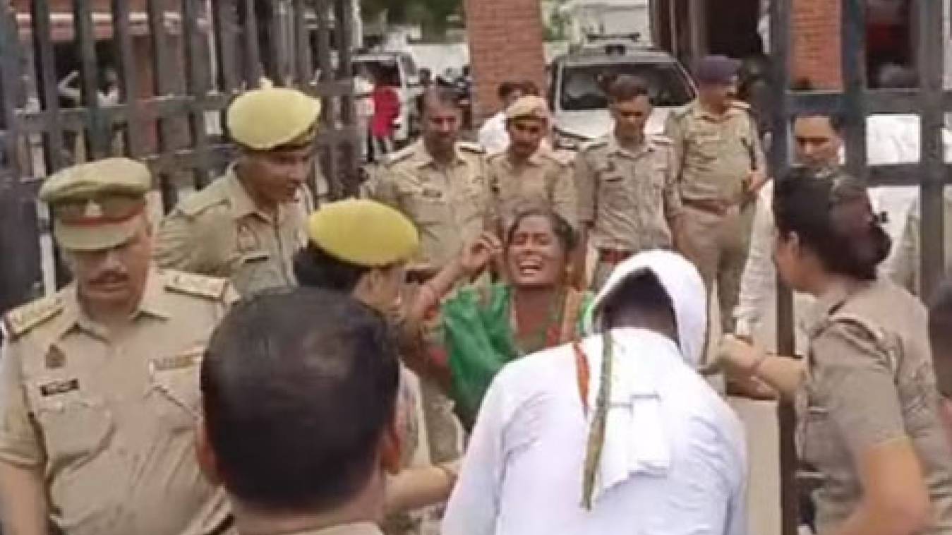 बच्चों संग आत्मदाह करने  SP आफिस पहुंचा दंपती