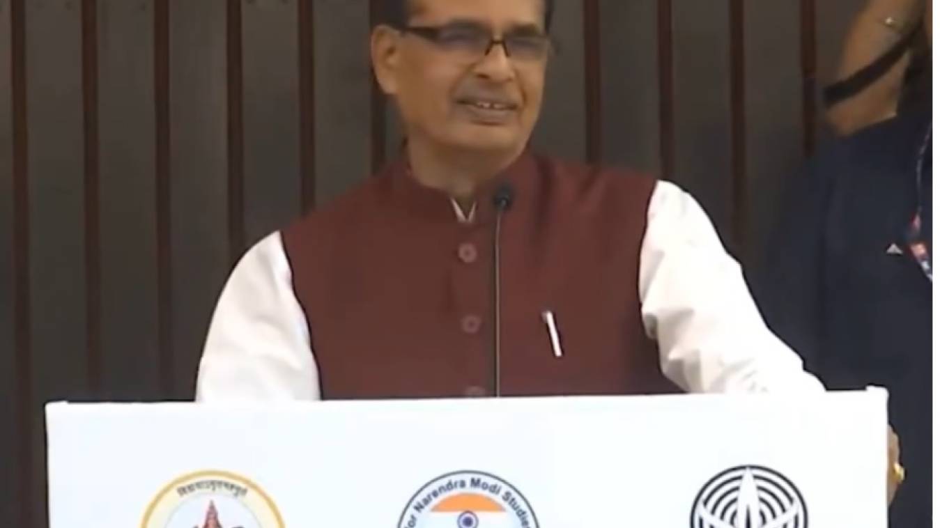 संविधान हाथ में लेकर शपथ लेने वालों के इतने पाप हैं कि उन्हें इसे छूने का भी हक नहीं : शिवराज चौहान