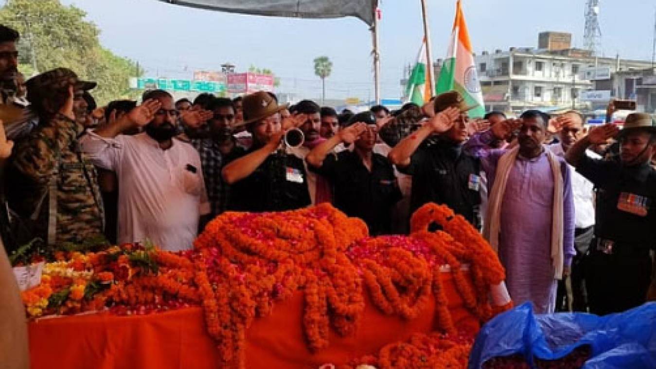 ड्यूटी के दौरान हादसे में सूबेदार मेजर की मौत, पार्थिव शरीर पहुंचा घर