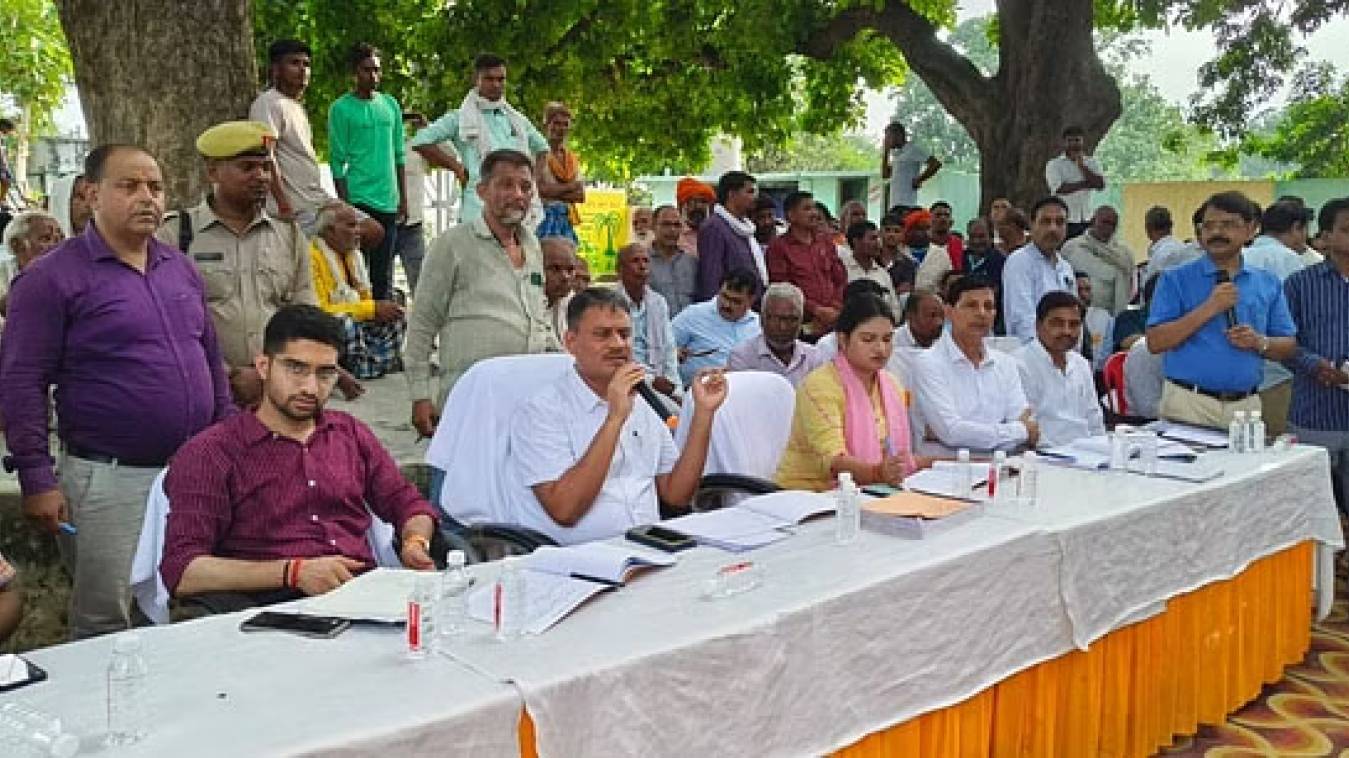 एक्शन में वाराणसी के DM अफसरों को दी सख्त हिदायत, शिकायतों के निस्तारण में लापरवाही हुई तो होगी कड़ी कार्रवाई