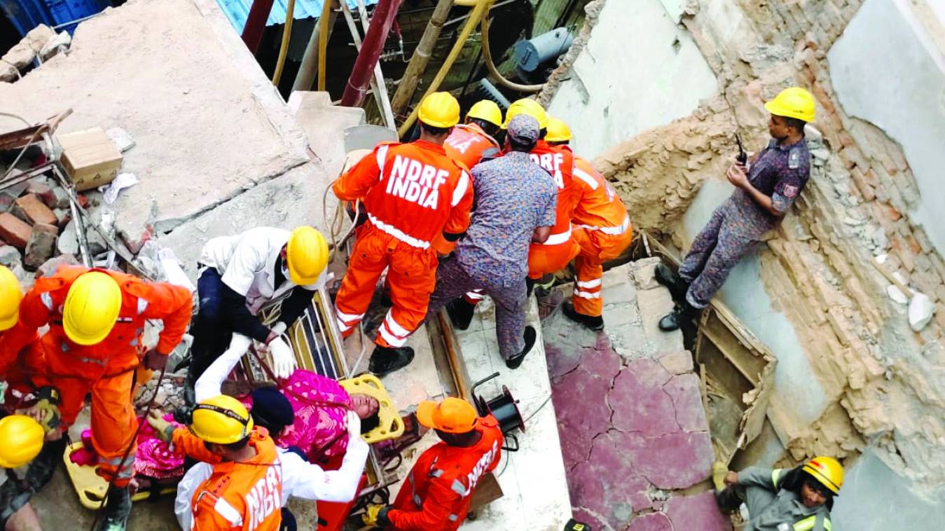 विश्वनाथ मंदिर के पास भरभरा कर गिरे दो जर्जर मकान