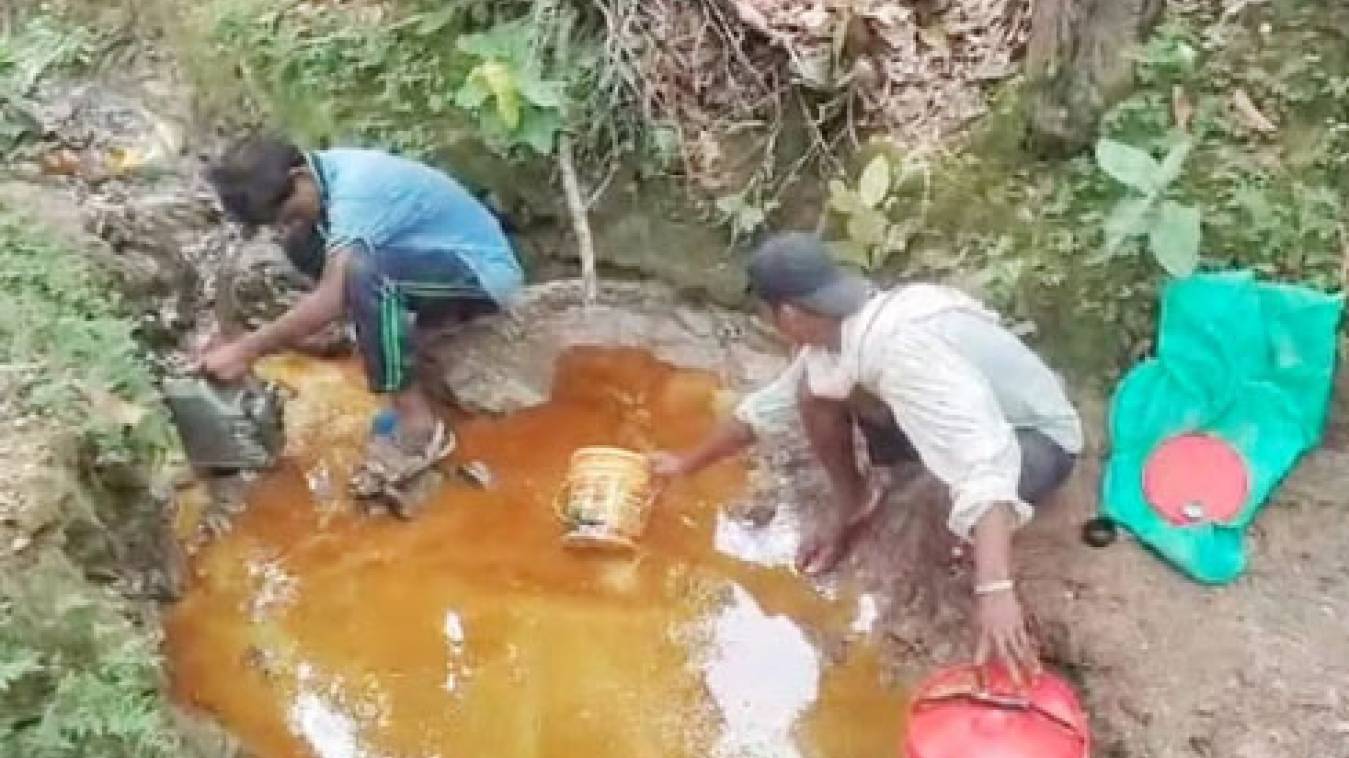  मची तेल की लूट:  सड़क पर पलटा टैंकर