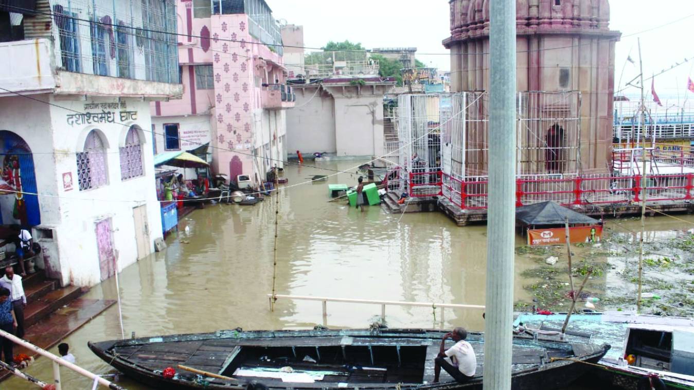 बनारस में अपना रौद्र रूप दिखाने को आतुर गंगा 