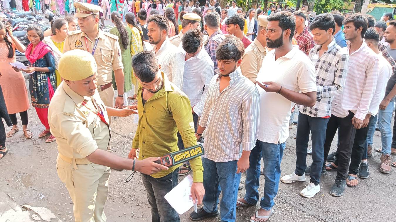 80 केंद्रों पर फिर शुरू हुई पुलिस भर्ती परीक्षा