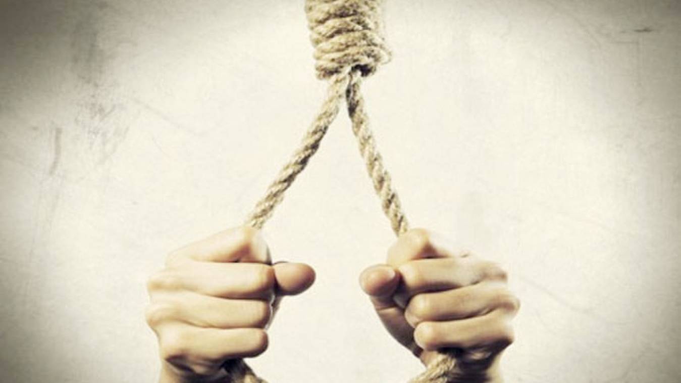 पेड़ से लटकता मिला युवक का शव