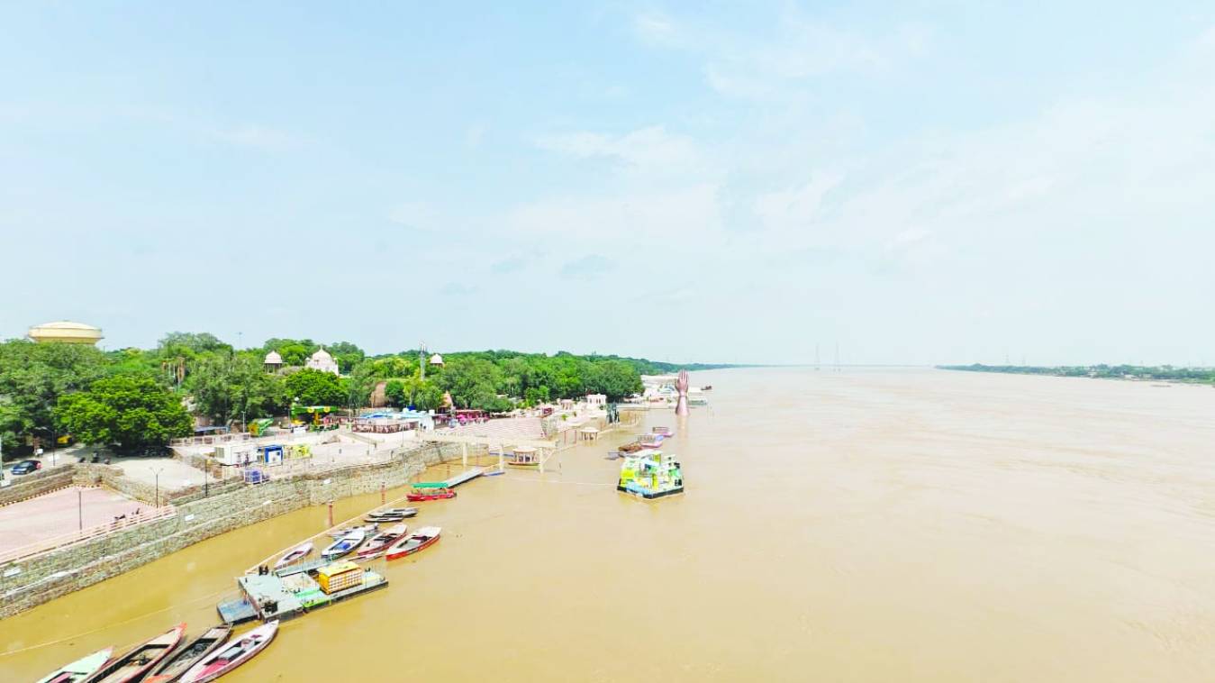 वाराणसी में गंगा एक बार फिर उफान पर