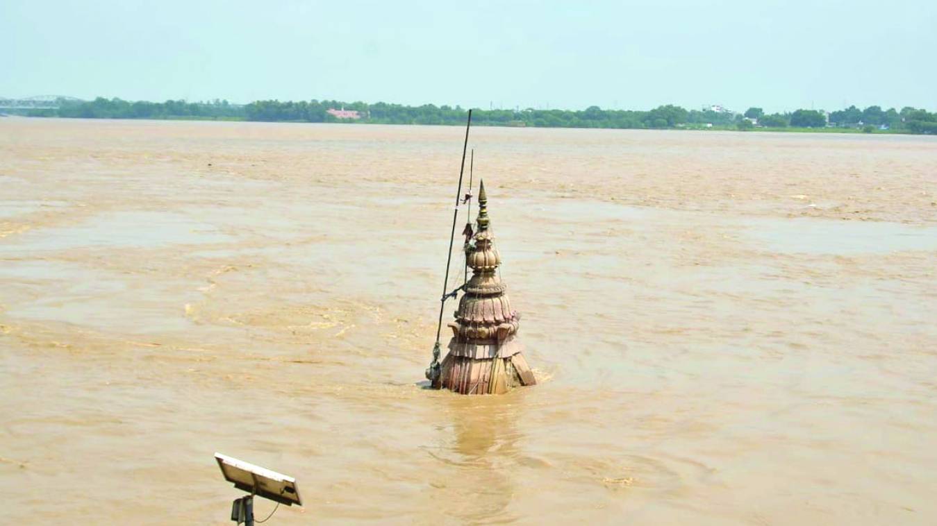 रौद्र रूप धारण कर स्थिर हुई गंगा