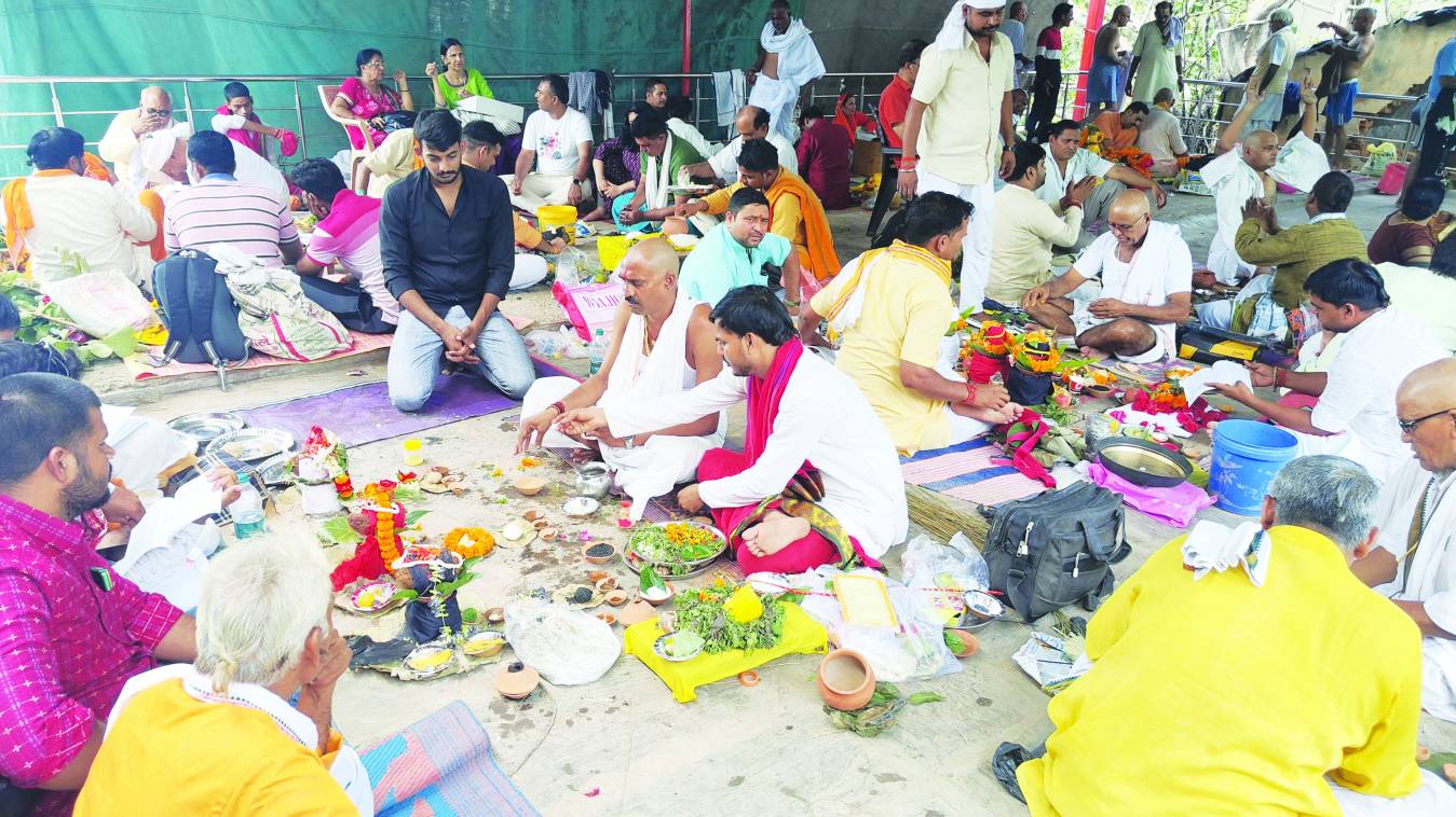 सूर्य को साक्षी मानकर पितरों की तृप्ति की कामना 