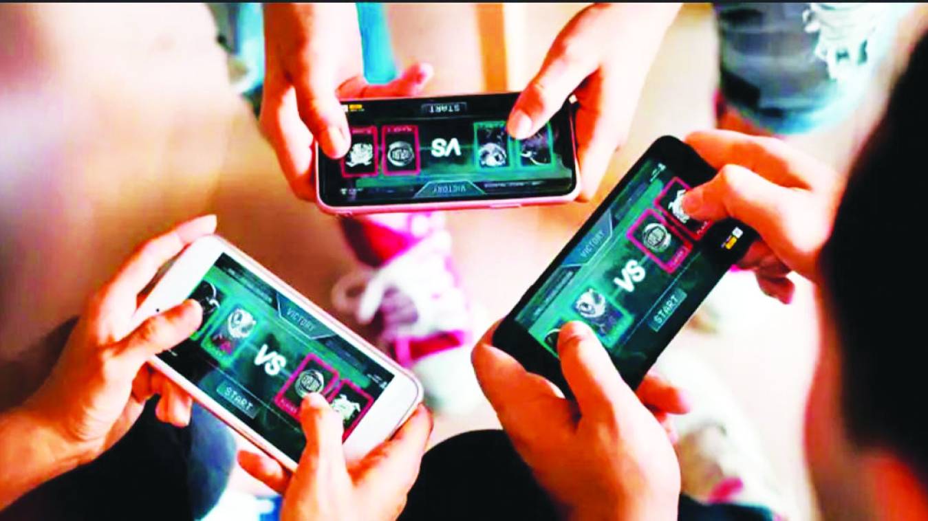 कहीं बंदूक...तो कहीं चल रहे हथियार आनलाइन गेमिंग कर रहा भविष्य बर्बाद