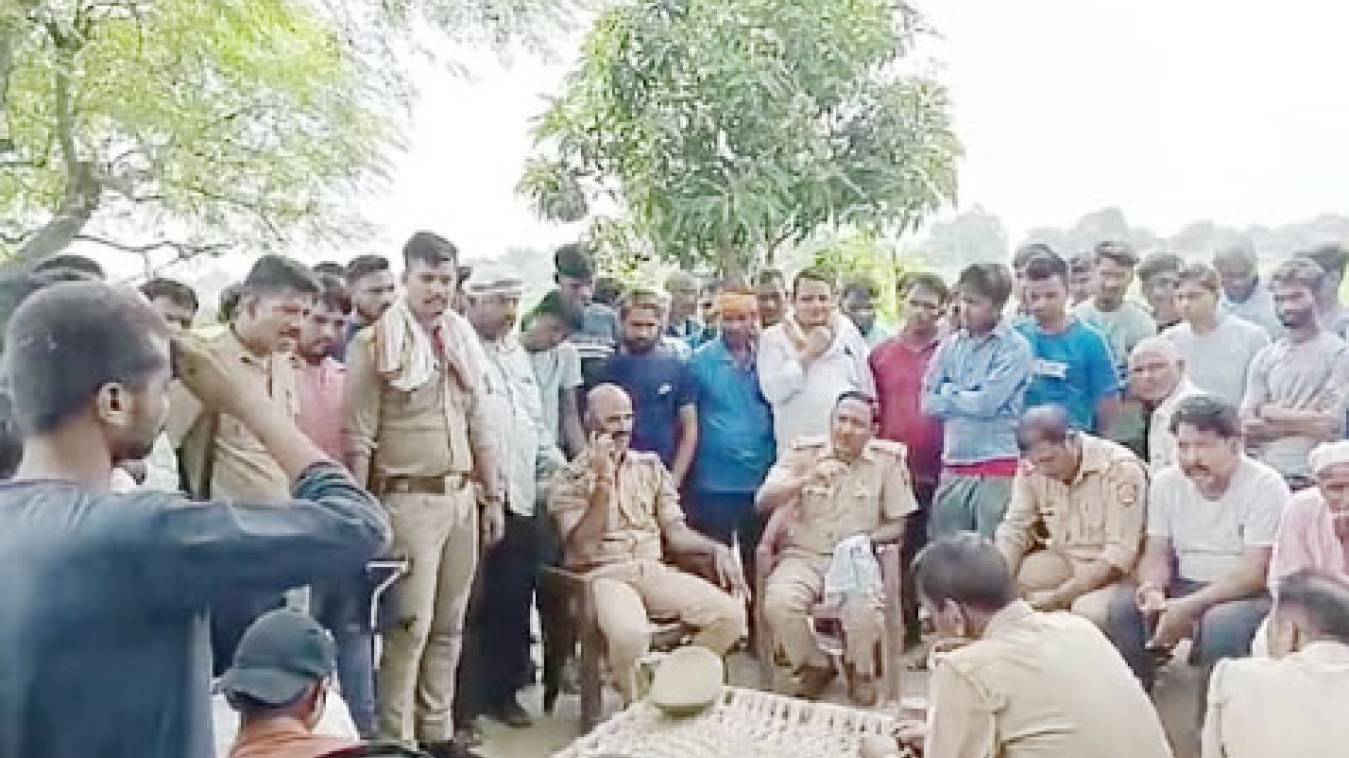 प्रेमी संग भागी युवती तो पिता ने दी जान, लड़के के घर शव रखकर शादी कराने की जिद पर अड़े परिजन