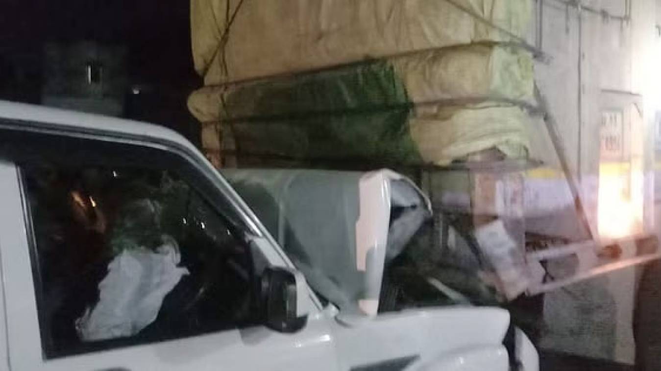 ट्रक ने स्कॉर्पियों में मारी टक्कर, आठ बच्चों समेत 15 लोग घायल