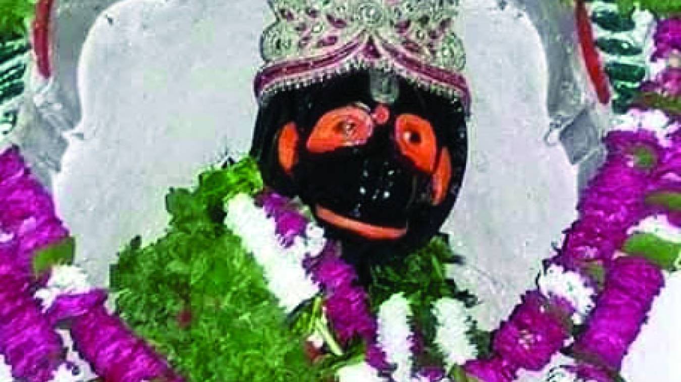 रामनगर दुर्ग में काले हनुमान जी के दर्शन को लगी लंबी कतार