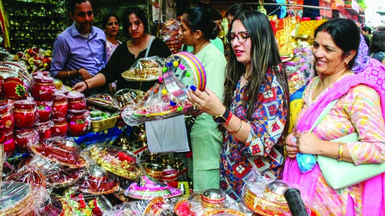 करवा चौथ कल, सुहागिनों के लिए सजा बाजार