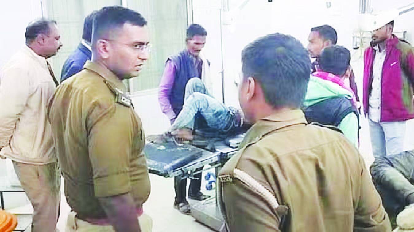 पड़ोसियों ने युवक को पेट्रोल डालकर जलाया