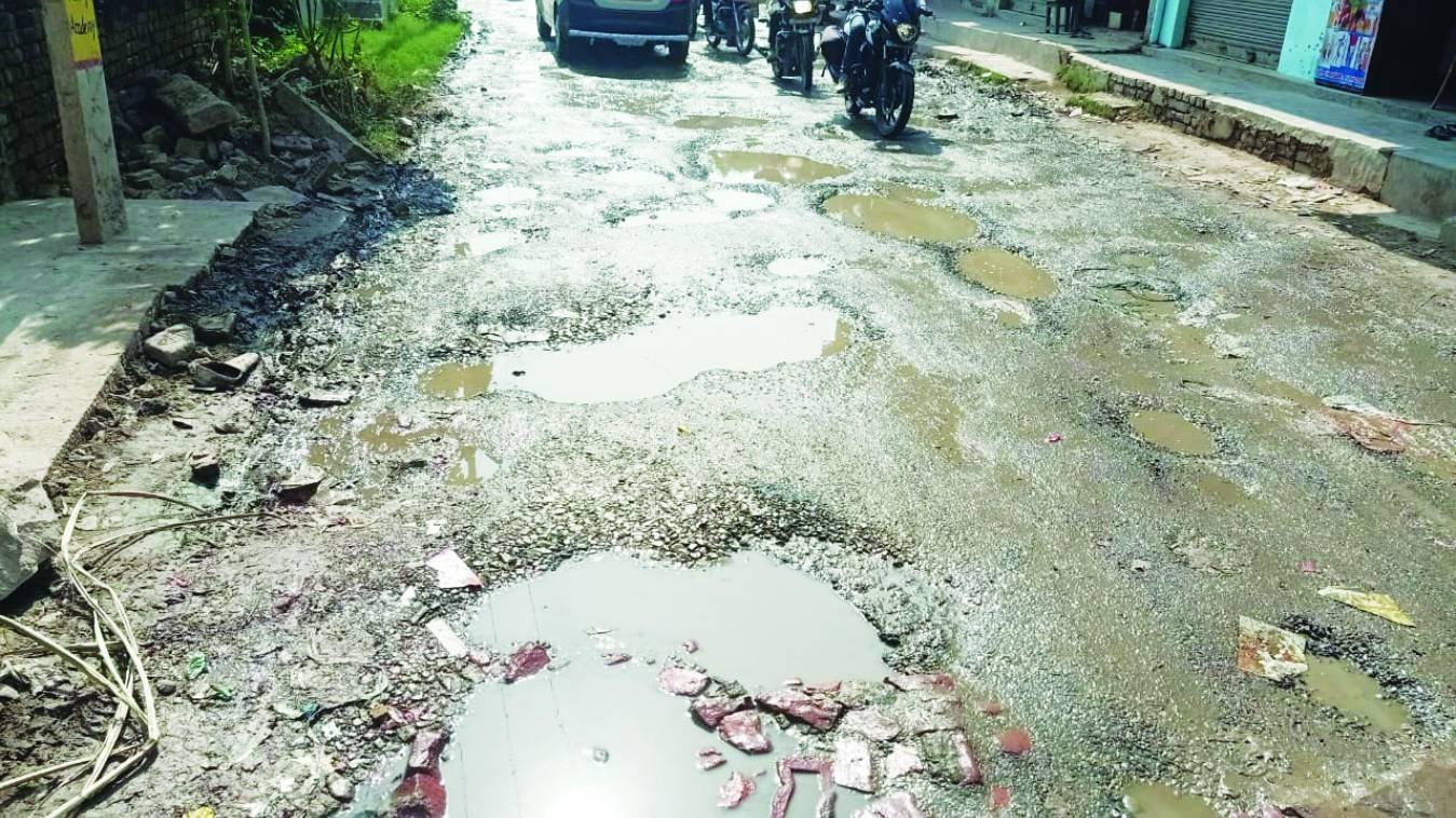 सेंट जॉन्स मड़ौली की सड़क का हाल-बेहाल, गहरे हुए गड्ढे