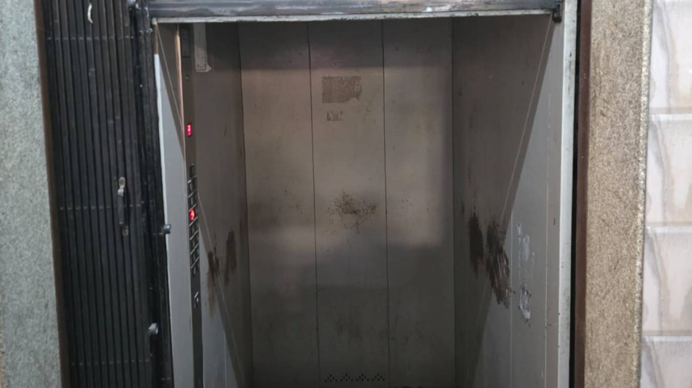 अपार्टमेंट की 5वीं मंजिल से गिरी लिफ्ट, दो महिलाएं जख़्मी 