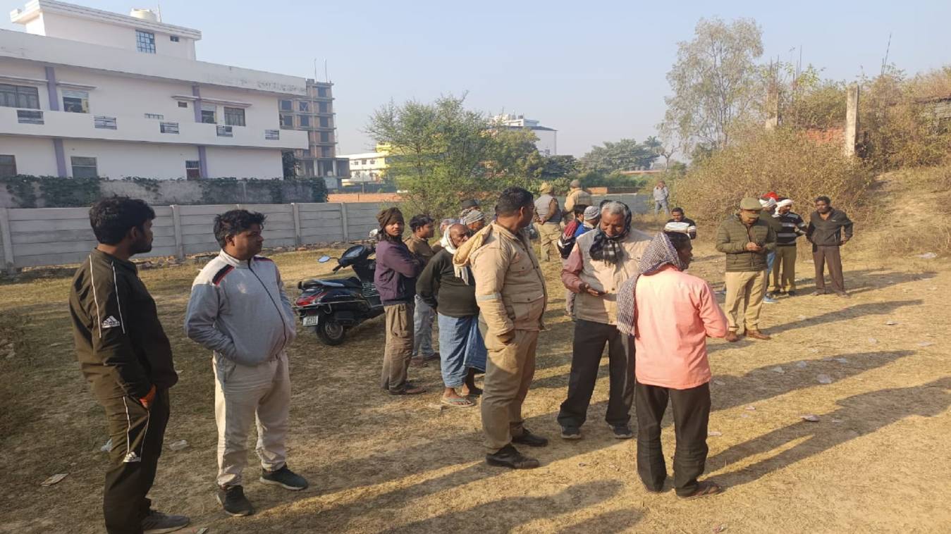 युवक की सिर कूचकर हत्या, झाड़ियों में फेंका मिला शव 