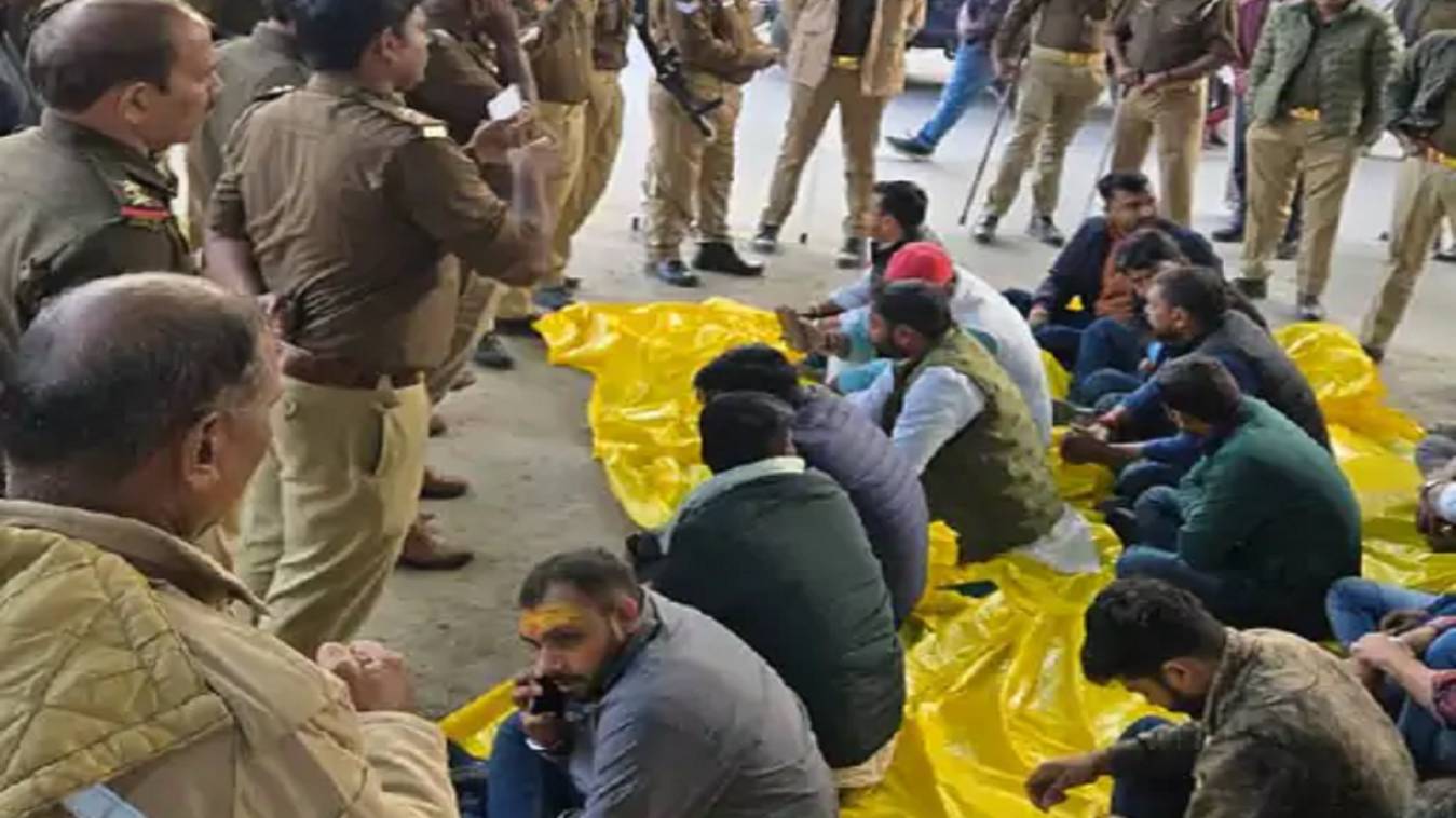 यूपी कॉलेज के बाहर छात्रों ने फिर किया हंगामा, बोले - हमारी तीन मांगे करो पूरी